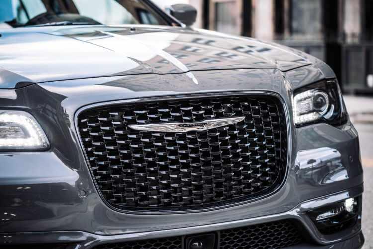 <p><span style="color:#B22222"><strong>CHRYSLER</strong></span></p>
<p>1925 yılında Walter Chrysler tarafından kuruldu. İsmi, Alman kökenlidir ve bir dönen top anlamına geliyor. Crysler, 1930’lu yıllarda Dodge markasını da satın alarak büyük bir atılım yaptı.</p>