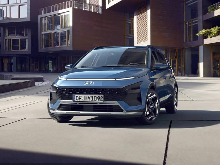 <p><span style="color:#B22222"><strong>HYUNDAI</strong></span></p>
<p>Yine Türkiye’de yaygın olarak kullanılan Hyundai markası, Korece’de 'modernlik' anlamına geliyor. Logodaki eğik 'H' harfi, hareketi temsil ediyor.</p>
<p>Otomobil devi Güney Kore merkezli çok uluslu bir otomotiv firması olarak faaliyetlerini sürdürüyor. Aynı zamanda Kia, Genesis ve Hyundai Motor Group’un da bir parçası. </p>