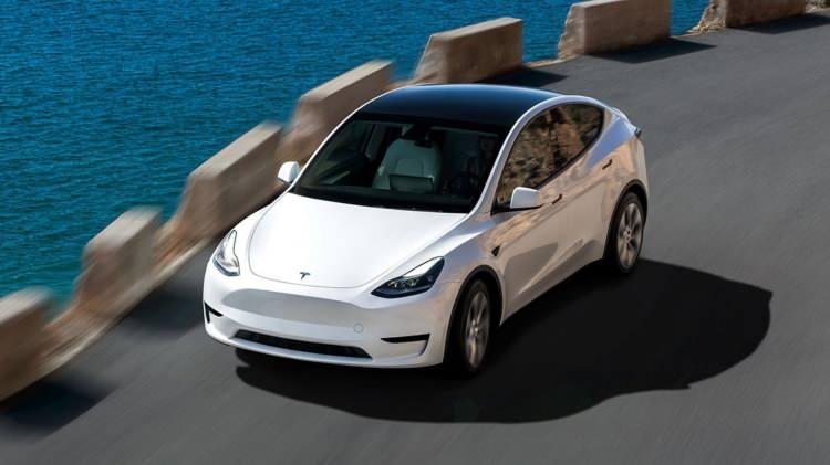 <p><span style="color:rgb(178, 34, 34)"><strong>TESLA</strong></span></p>
<p>Sırp-Amerikan elektrik mühendisi Nikola Tesla’dan adını almıştır. Şirket, elektrikli otomobiller üretmesiyle tanınır ve sahibi Elon Musk. Dünyanın en zengin insanı Musk, şu anda dünyanın dört bir yanına elektrikli otomobil satışı gerçekleştirirken, insansı robot da üretiyor. Ayrıca 2024 yılı içerisinde tamamen otonom araçları ve ilk elektrikli kamyonet Tesla Semi’yi tanıttı.</p>