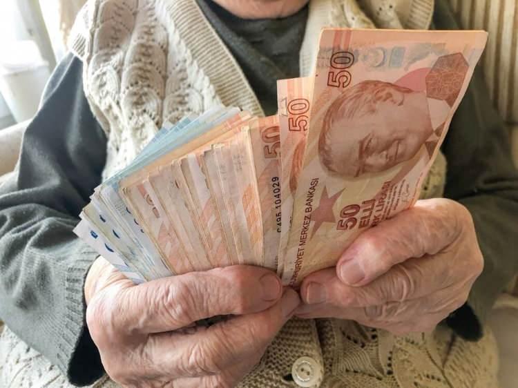 <p>SSK ve Bağ-Kur emeklileri yüzde 37,57 zamma hak kazandı. Memur ve memur emeklileri de yüzde 15'lik sözleşme zammına ek olarak yüzde 29,79 enflasyon farkı alacak.</p>
