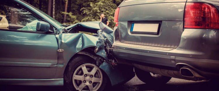 <p><strong>TAVAN TUTARI AŞAMIYOR</strong></p>
<p><br />
Zorunlu trafik sigortasında fahiş fiyatları kontrol altına almak için 12 Nisan 2017’den itibaren ‘tavan fiyat’ uygulamasına geçilmişti.</p>