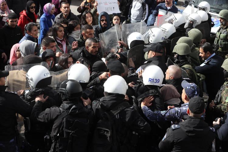 <p><strong>Birçok protestocu göz altına alındı.</strong></p>