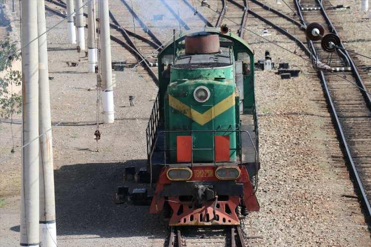 <p>Nahçıvan'ın Culfa şehrindeki, Zengezur Koridoru'nun açılmasıyla yeniden uluslararası güzergahta faaliyete geçmesi öngörülen Culfa Tren İstasyonunu görüntüledi.</p>
