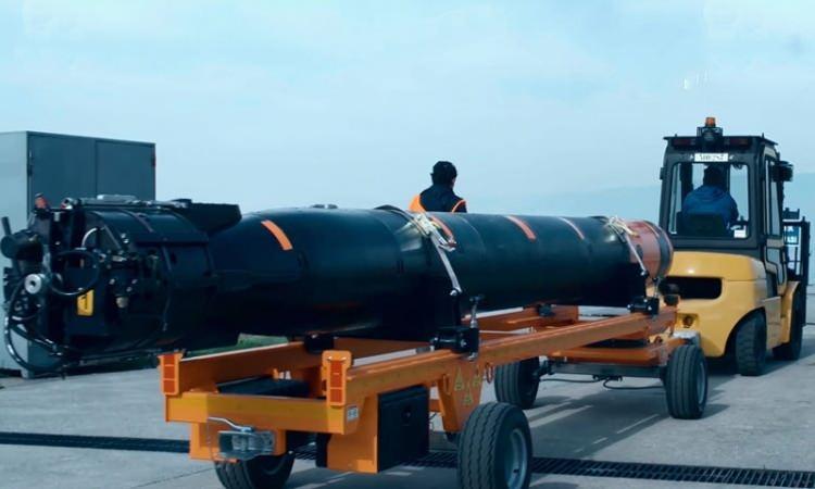 <p>AKYA'nın gerçek anlamda geniş çaplı kullanımı için takvim oldukça uzun soluklu görünse de aslında test atışıyla dönülen bu viraj Türkiye için son derece değerli kazanımlara işaret ediyor. Savunma ve Denizcilik Araştırmacısı Kozan Selçuk Erkan ile madalyonun diğer yüzünü ve AKYA'nın arka planda ne tür kabiliyetler kazandıracağı meselesini anlattı.</p>
<p> </p>