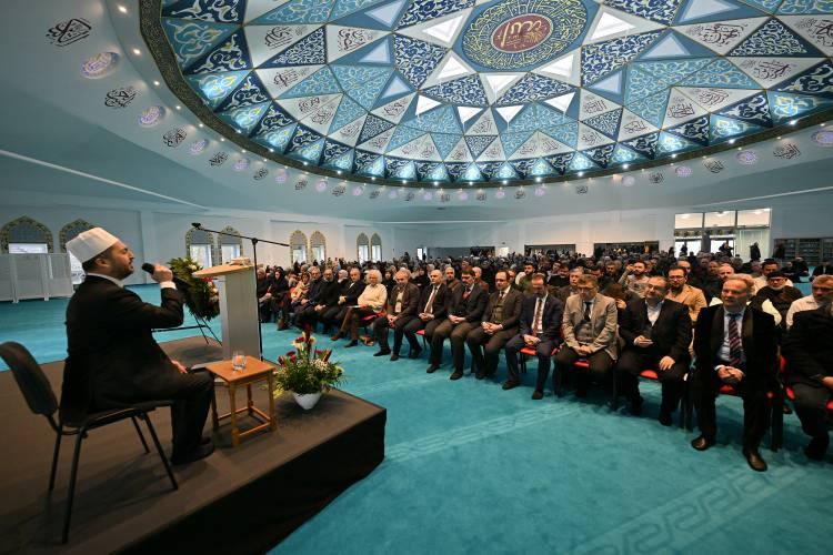 <p>Almanya'nın Essen kentinde 10 yılda inşa edilen Diyanet İşleri Türk İslam Birliği (DİTİB) Essen Merkez Camisi dualarla ibadete açıldı.</p>
