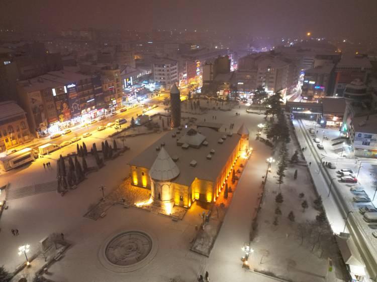 <p>Erzurum, Kars ve Ardahan'da akşam saatlerinde başlayan kar yağışı etkisini sürdürüyor.</p>
