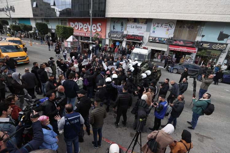 <p><span style="color:#B22222"><strong>ARBEDE ÇIKTI</strong></span></p>
<p>Polisin protestoculara müdahelesi sert oldu. </p>