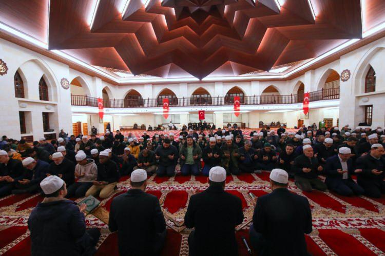 <p><strong>MALATYA</strong></p>

<p>Malatya'da sabah namazında ardından camilerde terör örgütlerine karşı yapılan operasyonlarda şehadete kavuşan Mehmetçikler ve tüm şehitler için dua edildi. Darende ilçesindeki Şeyh Hamid-i Veli Külliyesi'ne gelen vatandaşlar, namazın ardından dua etti</p>

