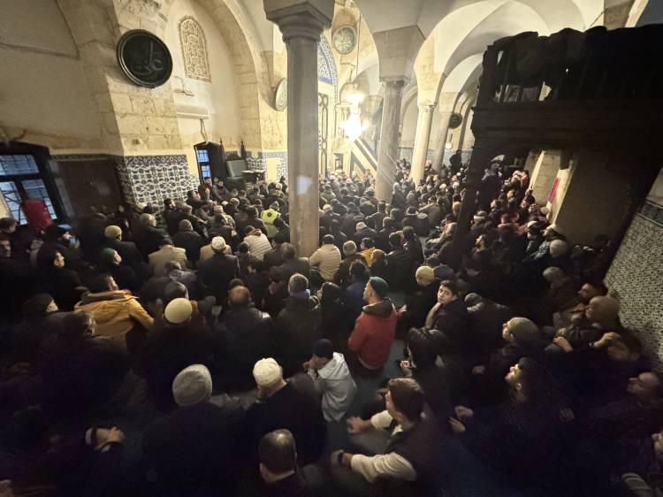 <p><strong>ADANA</strong></p>
<p>Adana'da sabah namazında ardından camilerde terör örgütlerine karşı yapılan operasyonlarda şehadete kavuşan Mehmetçikler ve tüm şehitler için dua edildi. </p>
<p> </p>