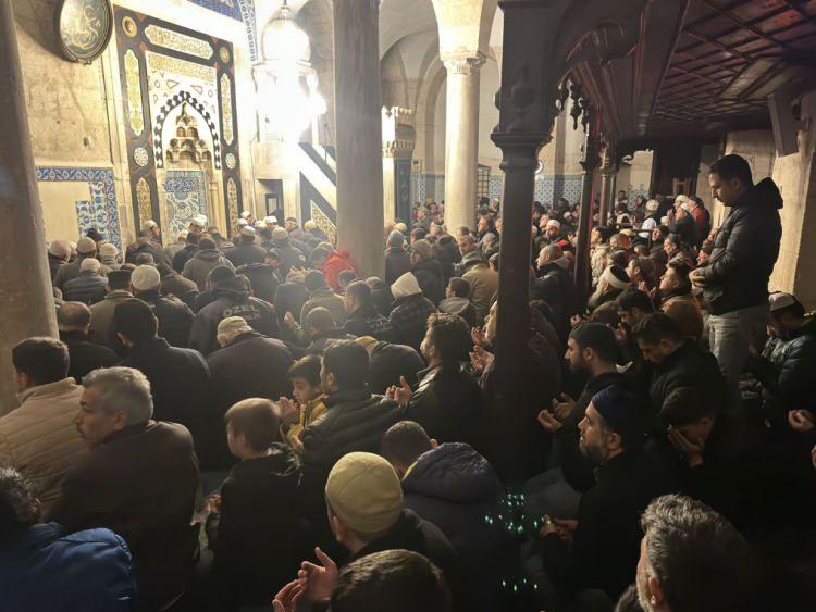 <p>Merkez Seyhan ilçesindeki Ulu Cami'ye gelen vatandaşlar, namazın ardından dua etti.</p>