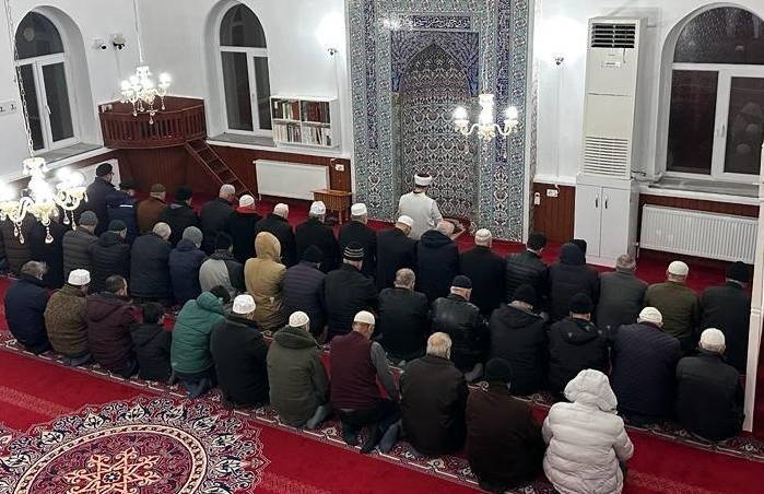 <p>Çanakkale'de Barbaros Mahallesi'ndeki Baklacı Camisi'nde Çanakkale İl Müftüsü Mustafa Bilgiç'in katılımıyla dua programı düzenlendi.</p>
