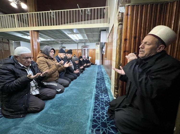 <p><strong>KİLİS</strong></p>

<p>Kilis'te sabah namazında camilerde terör örgütlerine karşı yapılan operasyonlarda şehadete kavuşan Mehmetçikler ve tüm şehitler için dua edildi.</p>

<p> </p>
