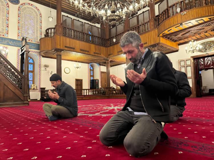 <p><strong>KOCAELİ</strong></p>

<p>Kocaeli'de sabah namazında camilerde terör örgütlerine karşı yapılan operasyonlarda şehadete kavuşan Mehmetçikler ve tüm şehitler için dua edildi. </p>

<p> </p>
