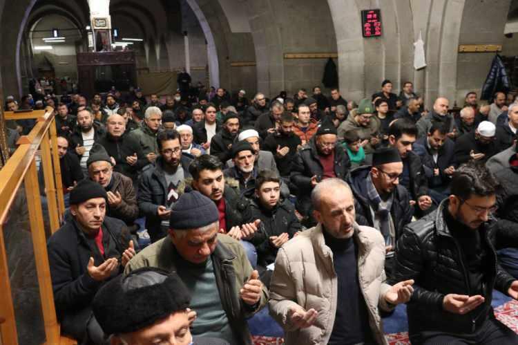 <p><strong>KAYSERİ</strong></p>

<p>Kayseri'de sabah namazında camilerde terör örgütlerine karşı yapılan operasyonlarda şehadete kavuşan Mehmetçikler ve tüm şehitler için dua edildi.</p>

<p> </p>
