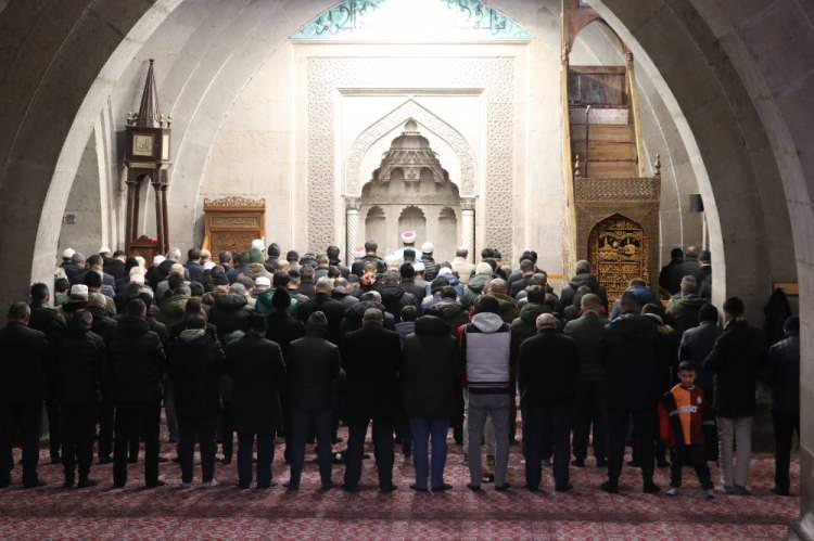 <p> Tarihi Hunat Camisi'ne gelen vatandaşlar, namazın ardından dua etti.</p>