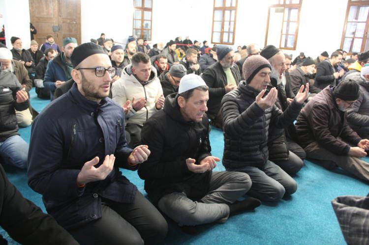 <p><strong>SAKARYA</strong></p>

<p>Sakarya'da sabah namazında camilerde terör örgütlerine karşı yapılan operasyonlarda şehadete kavuşan Mehmetçikler ve tüm şehitler için dua edildi.</p>

<p> </p>
