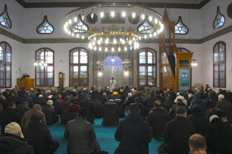 <p> Adapazarı ilçesindeki tarihi Orhan Camisi'ne gelen vatandaşlar, namazın ardından dua etti. Sakarya İl Müftü Yardımcısı Caner Akdemir, şehitler için dua etti.</p>
