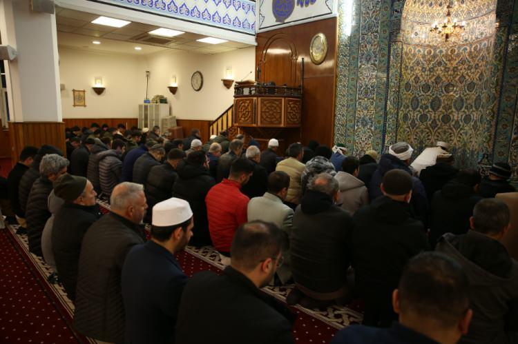 <p><strong>HATAY</strong></p>

<p>Hatay'da sabah namazında ardından camilerde terör örgütlerine karşı yapılan operasyonlarda şehadete kavuşan Mehmetçikler ve tüm şehitler için dua edildi. </p>

<p> </p>
