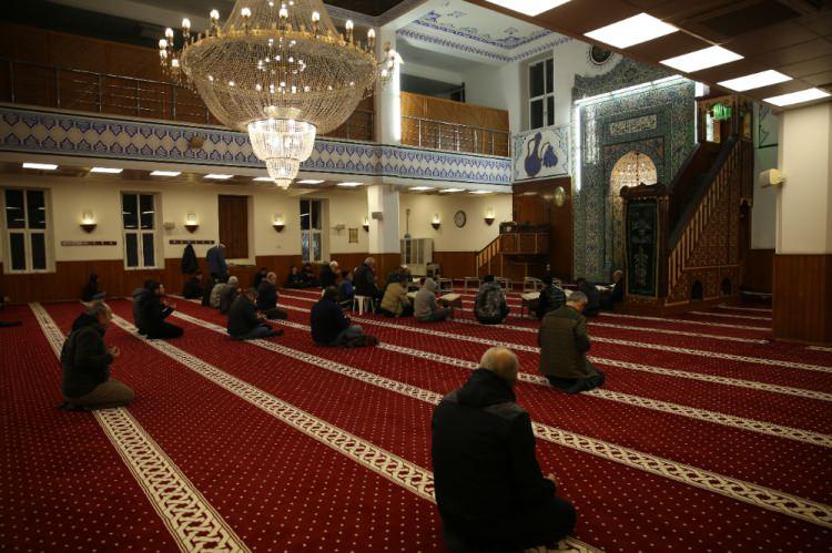 <p>İskenderun ilçesindeki Mehmet Kaptanpaşa Camisine gelen vatandaşlar, namazın ardından dua etti.</p>
