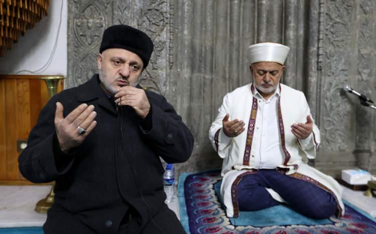 <p>TRABZON</p>

<p>Trabzon'da sabah namazında camilerde terör örgütlerine karşı yapılan operasyonlarda şehadete kavuşan Mehmetçikler ve tüm şehitler için dua edildi.</p>

<p> </p>
