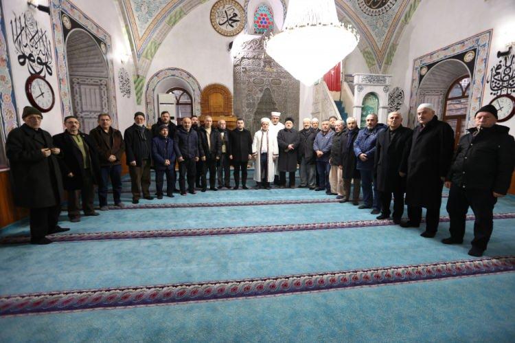 <p> İskenderpaşa Camisi'ne gelen vatandaşlar namazın ardından dua etti.</p>