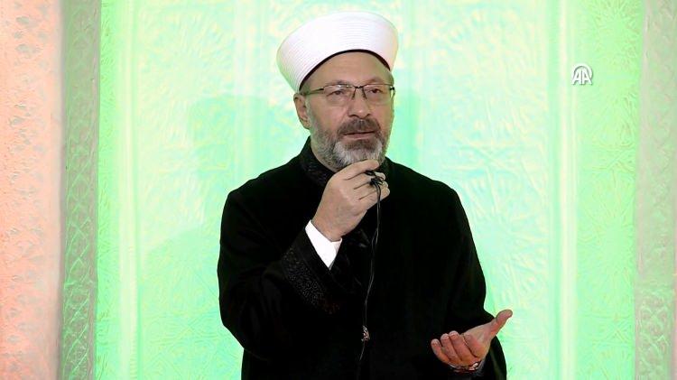 <p><strong>- "ONLAR HAK DAVADAN VAZGEÇMEDİKLERI İÇİN ŞEHİT OLUYORLAR"</strong></p>
<p>Şehitliğe ilişkin ayet ve hadislerden örnekler aktaran Erbaş, geçmişte olduğu gibi terör odaklarını kurutmak için vatanını ve milletini korumak isteyenlerin şehit olduğunu aktardı.</p>
<p>Şehitlere rahmet, gazilere acil şifalar dileyen Erbaş, şunları kaydetti:</p>
<p>"Her zaman dualarımız şehitlerimizledir. Bu millet dualarla ayaktadır. Hem kendi yapmış olduğumuz dualarımızdan hem de gerek vatanımızın içinde gerekse vatanımızın ötesinde her zaman mazlumun yanında olduğumuz için çok dua alıyoruz. Terörle mücadele ederken şehit olan kardeşlerimiz, Filistin'de, Gazze'de, Doğu Türkistan'da, Myanmar'da, Arakan'da, Keşmir'de ve Irak'ta, nerede olursa olsun şehit olan yüz binlerce Müslüman var. Onlar hak davadan vazgeçmedikleri için şehit oluyorlar.</p>
<p> </p>