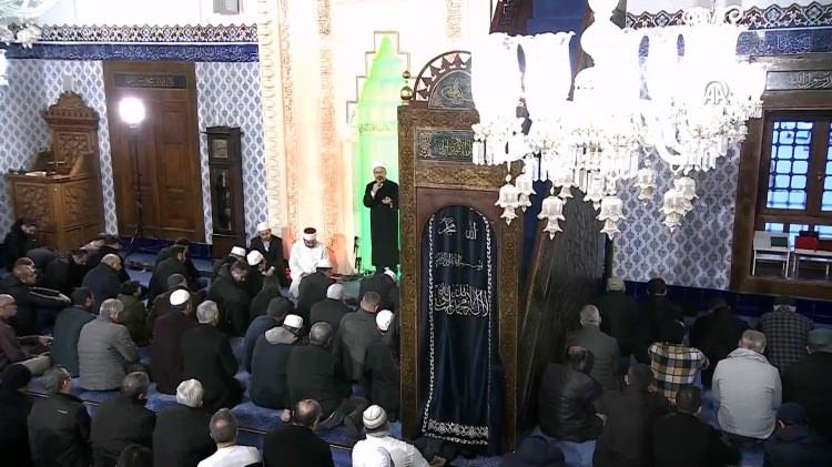 <p>Hak yolda yürümenin bir mücadeleyi gerektirdiğini belirten Erbaş, "Bizim annelerimiz babalarımız bizi askere uğurlarken hep arkamızdan ya 'şehit' ya 'gazi' olursun dualarıyla gönderiyorlar. Çünkü vatan sevgisi imandandır." dedi.</p>
<p> </p>