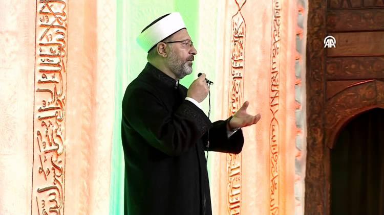 <p>Okunan tespihatlar ve getirilen salavatlardan sonra cemaate hitap eden Erbaş, ilk insandan itibaren başlayan Hak-Batıl mücadelesinin kıyamete kadar devam edeceğini söyledi.</p>