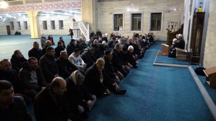 <p>Diyanet İşleri Başkanı Erbaş, sosyal medya hesabından yaptığı paylaşımda, şehitlere dua etmek için sabah namazında buluşacaklarını belirtti. </p>