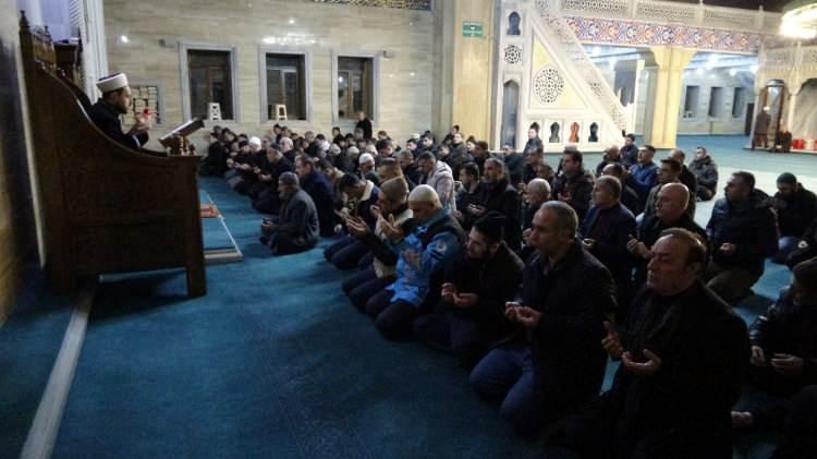 <p>Yapılan duyurudan sonra tüm ülke genelinde olduğu gibi Bitlis’in Tatvan ilçesinde de vatandaşlar sabah namazında bir araya geldi. Tatvan Kaymakamı Remzi Demir ve kurum amirlerinin de bulunduğu sabah namazında Tatvan İlçe Müftüsü Bilal Şengül’ün yaptığı duanın ardından namaza duruldu. Yapılan dualardan ve namazdan sonra cemaat dağıldı.</p>