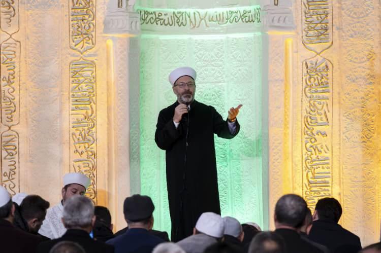 <p>Diyanet İşleri Başkanı Ali Erbaş, Hacı Bayram-ı Veli Camisi'nde Kur'an-ı Kerim tilavetinin ardından sabah namazını kıldırdı.</p>

