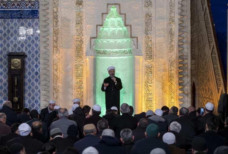 <p>Erbaş daha sonra şehadete kavuşan tüm Mehmetçikler için dua etti. TBMM Milli Savunma Komisyonu Başkanı ve AK Parti Kayseri Milletvekili Hulusi Akar da cemaat içinde yer aldı.</p>