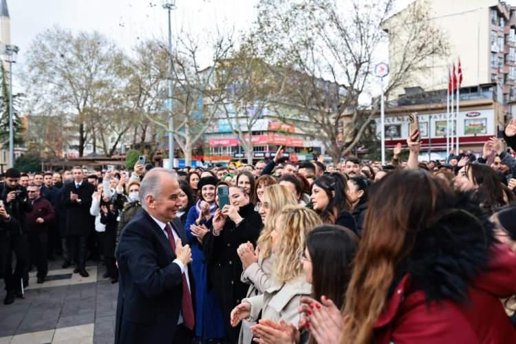 <p>AK Parti tarafından yeniden Denizli Büyükşehir Belediye Başkan Adayı gösterilen Başkan Osman Zolan’ı belediye önünde yüzlerce kişi karşıladı. Sevgi gösterileri altında belediye diren Başkan Zolan, “İlk günkü aşk ve heyecanla bizleri sevgileriyle kuşatan hemşehrilerime, yol arkadaşlarıma teşekkürü bir borç biliyorum” dedi.</p>
