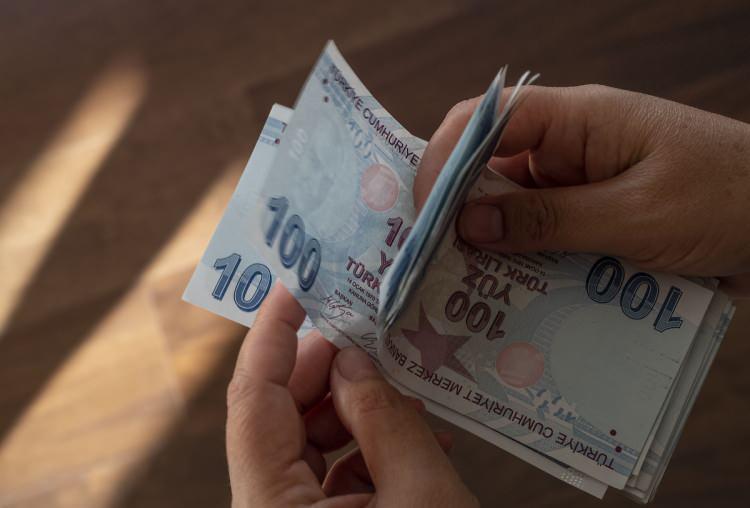 <p> 2024 yılında ise EYT’lilerin maaş ve ikramiye maliyeti 360 milyar lira olacak. Yine prim kayıpları da hesaba katıldığında maliyet 500 milyar lirayı bulacak.</p>

<p> </p>
