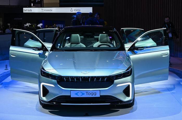 <p>Togg'un yeni otomobili, günümüzün tasarım dinamiklerini yansıtan ve sedan modellerden beklentileri de karşılayan bir fastback olarak otomobilseverlerin karşısına çıktı.</p>
