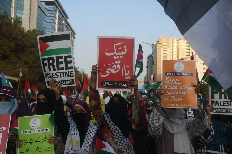 <p>Karaçi'de, işgalci İsrail'in Gazze'ye yönelik saldırılarına tepki gösteren binlerce kişi, Filistin halkı ile dayanışma göstermek için yürüyüş düzenledi.</p>

<p> </p>

