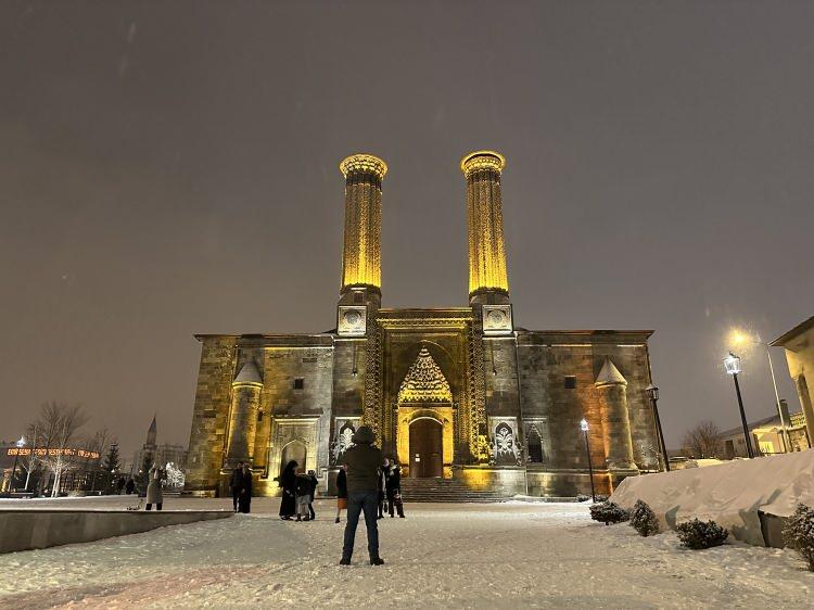 <p>Etraf beyaza bürünürken park halindeki araçların üstü karla kaplandı.</p>