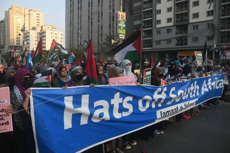 <p>Filistin bayrağı taşıyan ve kefiye giyen göstericiler, İsrail ve ABD karşıtı sloganlar attı.</p>
