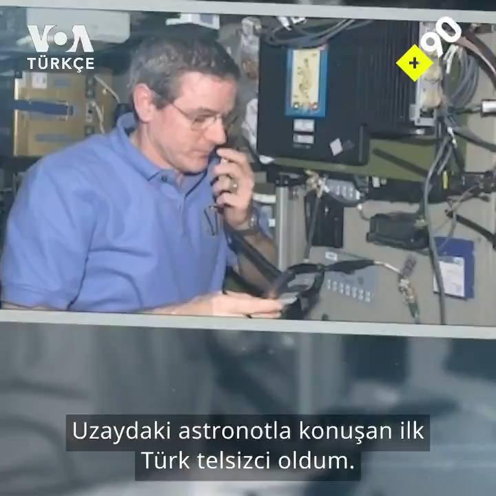 <p>Özsaran, aldığı en güzel yeni yıl hediyesinin bu hayali sayesinde geldiğini de vurgulayarak astronotla telsiz kullanarak görüşen ilk Türk olmasını sağlayan hayalini şöyle anlattı:</p>

<p><br />
<strong>"2003 yılında uzay kampında başlayan uzay merakı bana uluslararası uzay istasyonunu takip etmemi sağladı. 2005 yılında NASA astronotu bir açıklama yaptı ve uzaydan dünyadaki amatör telsizcilerle iletişime geçeceğini duyurdu.</strong></p>
