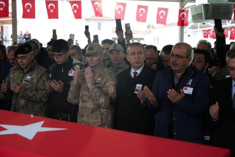 <p>Şehit Hakan Gün'ün naaşı, sabah saatlerinde Şırnak'ta düzenlenen uğurlama töreninin ardından öğle saatlerinden sonra askeri uçakla memleketi Gaziantep'e getirildi. Şehit Hakan Gün, havaalanında yapılan resmi karşılama töreni sonrası Bahaeddin Nakipoğlu Camii'nde İl Müftüsü Hüseyin Hazırlar'ın ikindi namazını müteakip kıldırdığı cenaze namazıyla son yolculuğuna uğurlandı. Şehidin naaşı, Asri Mezarlık Şehitliği'ne defnedildi.</p>