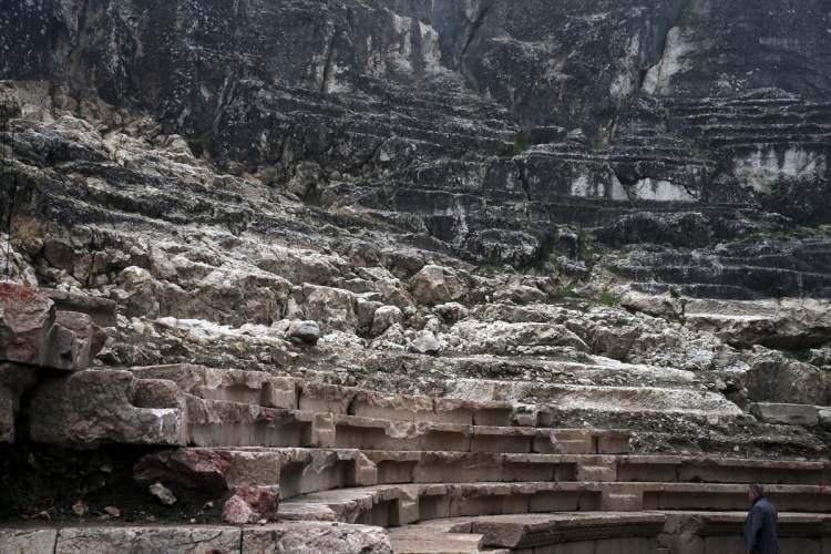 <p>Kalede bulunan ve yaklaşık 3 bin yıllık tarihi olduğu belirtilen antik tiyatronun, "Roma tiyatrosu" şeklinde dizayn edildiği ortaya konuldu.</p>