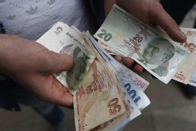 <p><strong>Bu süreçte, annelere günlük 444.44 lira ödeniyor.</strong><br />
Süt parası olarak bilinen emzirme ödeneği, son bir yılda 120 gün prim ödeyen anneler için 857 lira olarak belirlendi.</p>
