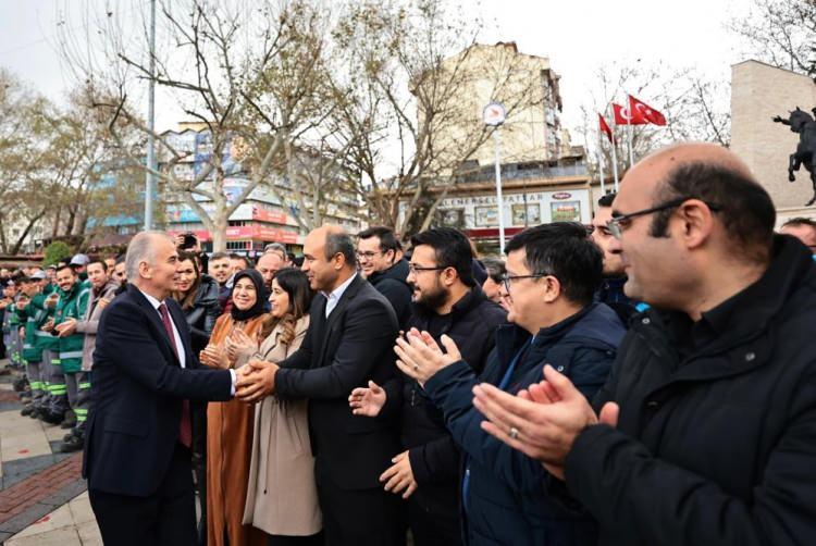 <p>AK Parti, 31 Mart’ta yapılacak olan Mahalli İdareler Genel Seçimlerinde Denizli’de mevcut Büyükşehir Belediye Başkanı Osman Zolan’ı yeniden aday gösterdi. Cumhurbaşkanı Recep Tayyip Erdoğan tarafından adaylığı açıklanan Zolan’ı Denizli’de yüzlerce kişi karşıladı. Delikliçınar Meydanında bulunan Büyükşehir Belediye hizmet binası önündeki buluşmada Zolan kendisini karşılamaya gelen tüm hemşehrilerine teşekkür etti.</p>