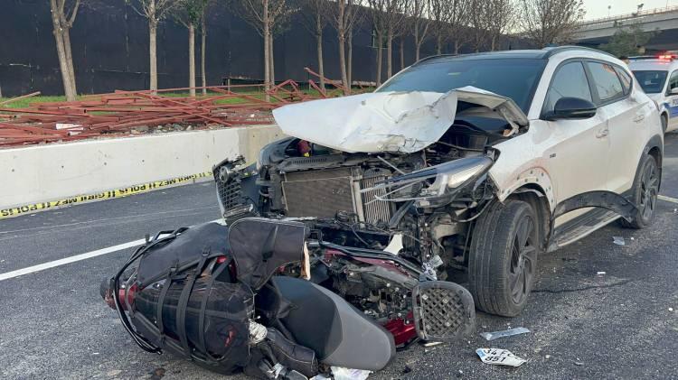 <div>İhbar üzerine olay yerine sağlık ve polis ekipleri sevk edildi. Trafik polisleri otoyol üzerinde trafik emniyeti alırken, sağlık ekipleri hayatını kaybeden motosiklet sürücüsünün cenazesini kaldırdı. Cip sürücüsüne yapılan alkolmetre testinde sürücünün alkollü olduğu ortaya çıktı. </div>
