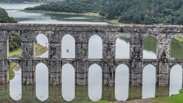 <p>Görüntülerde, yaz aylarında toprağın kuraklıktan çatladığı kısımlarda su seviyesinin bir hayli yükseldiği fark ediliyor.</p>