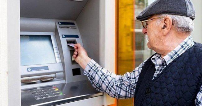 <p>Bu kapsamda, en düşük emekli maaşının 10 bin liranın biraz üstüne çıkarılarak 10 bin 250 lira gibi bir rakam olması durumunda bu kapsamdaki emekli sayısının 4 milyon 900 bin kişiden 5 milyon 200 bine yükseleceği hesaplanıyor.</p>