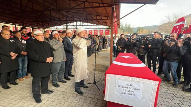 <p>Şehit Müslüm Özdemir için Dulkadiroğlu ilçesi Şerefoğlu Mahallesi mezarlığında cenaze töreni düzenlendi. İkindi namazının ardından şehidin öz geçmişi okundu. Şehidin cenaze namazını İl Müftüsü Abdurrahman Kotan kıldırdı. Helalliğin alınmasının ardından askerlerin omuzlarına alınan Şehit P. Söz. Er. Müslüm Özdemir’in cenazesi dualar eşliğinde son yolculuğuna uğurlandı. Cenaze törenine sivil ve askeri erkanın yanı sıra çok sayıda vatandaş katıldı.</p>
