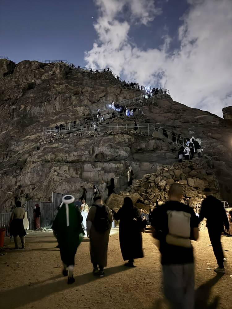<p>Umre ibadeti için Yozgat'tan gelen Hüsniye Çalış, AA muhabirine yaptığı açıklamada, eşi ve kızıyla aynı aileden 15 kişi geldiklerini söyledi.</p>