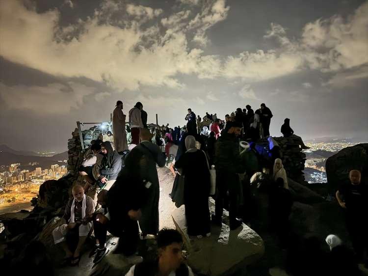 <p>Gelen herkesin Hira Mağarası'nda iki rekat namaz kılmak istediğini aktaran Acuma, "Ben orada namaz kıldım, bana nasip oldu elhamdülillah. Ama buranın yolu merdivenli, çok dar ve dik. Nur Dağı'na çıkmak gerçekten kolay değil." ifadelerini kullandı.</p>