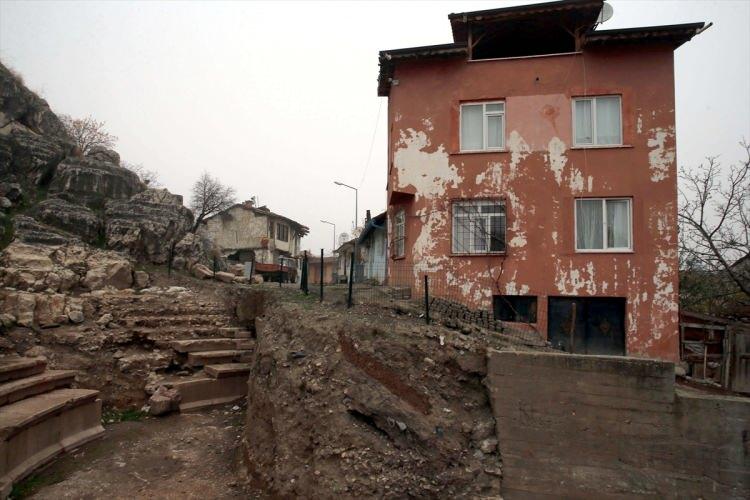 <p>Kazılara destek veren Zile Belediyesinin Kültür ve Sosyal İşler Müdürü Necmettin Eryılmaz, AA muhabirine, Zile Kalesi'nin tarihi bir kale olduğunu söyledi.</p>